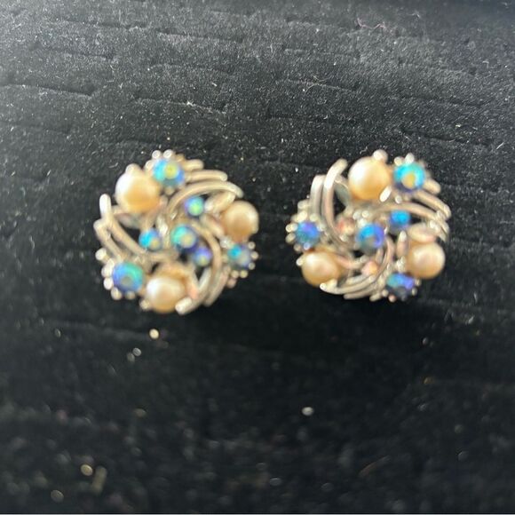 Lisner Earrings Rhinestone Pearl Gold Stud Vintage beaded accessory clip on stud - Picture 1 of 8
